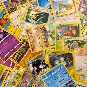30 Pokémon cards (3 holo rares guaranteed)